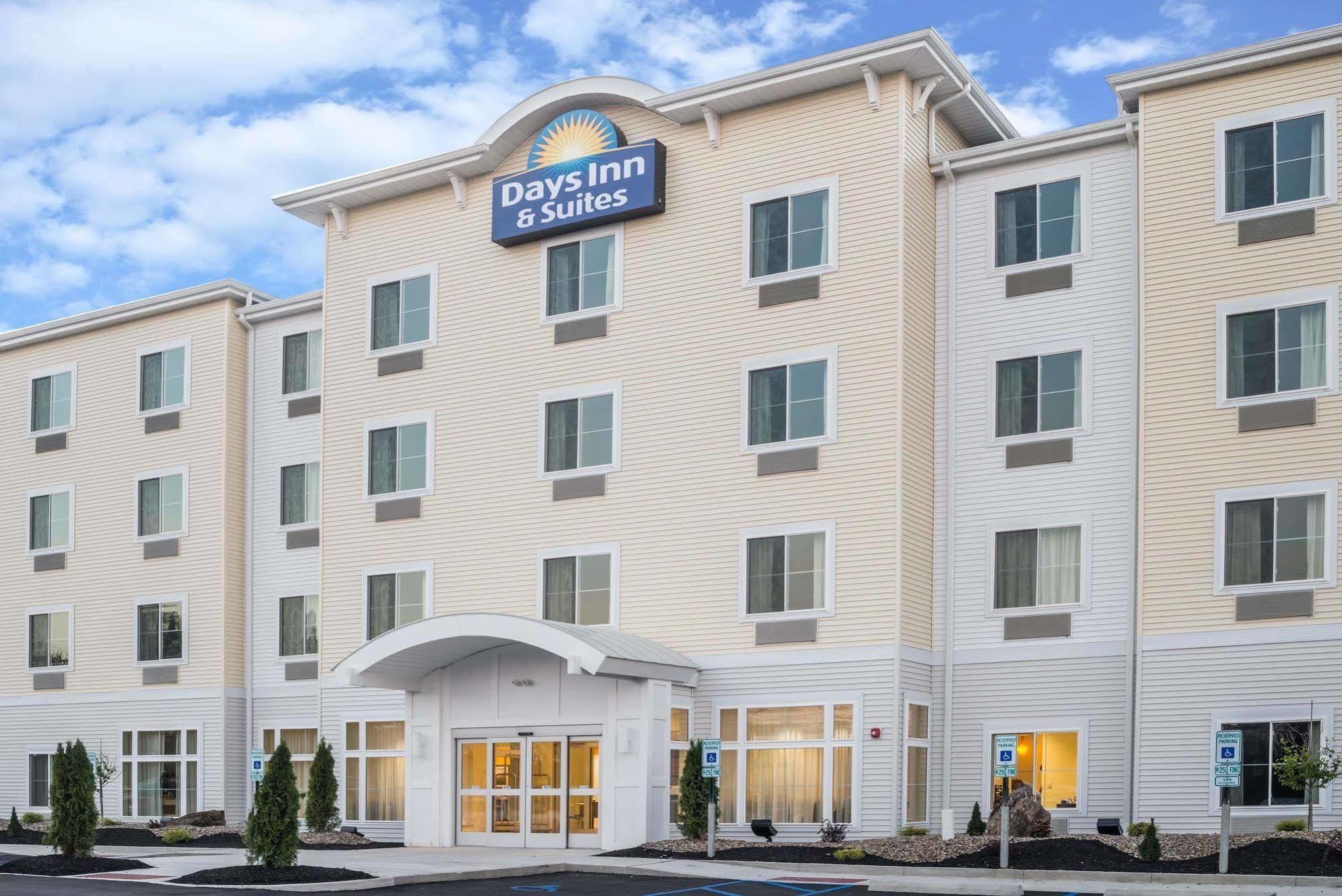 Days Inn By Wyndham Cadiz Exterior photo