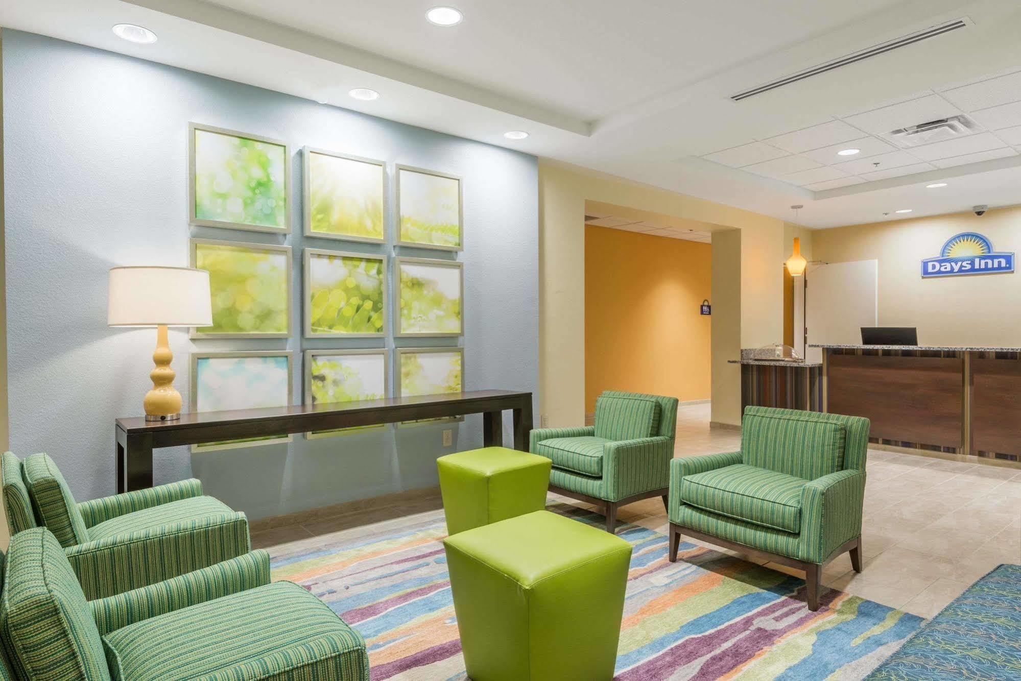 Days Inn By Wyndham Cadiz Exterior photo