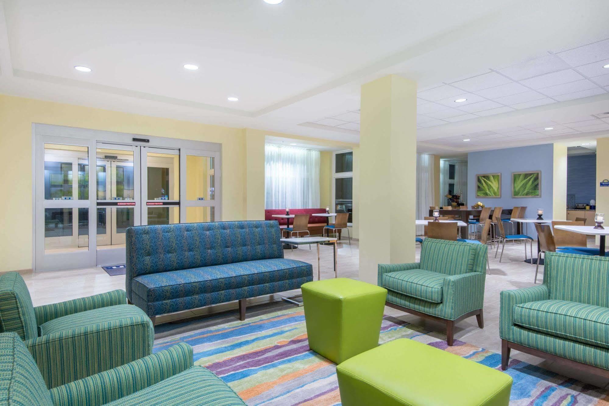 Days Inn By Wyndham Cadiz Exterior photo