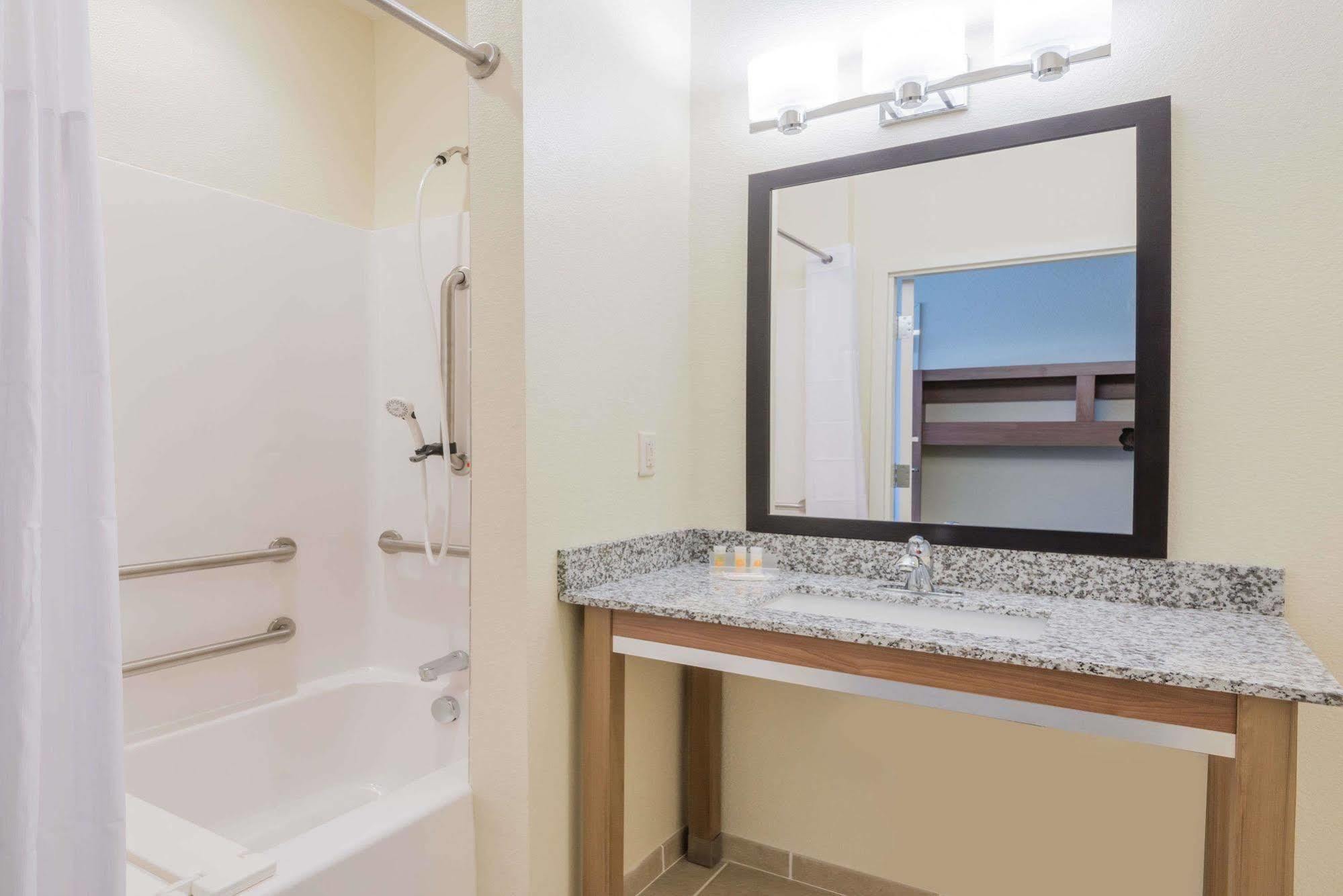 Days Inn By Wyndham Cadiz Exterior photo